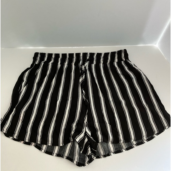 Forever 21 Pants - Forever 21 Womens Shorts, size M, Black/White Vertical Stripes.
